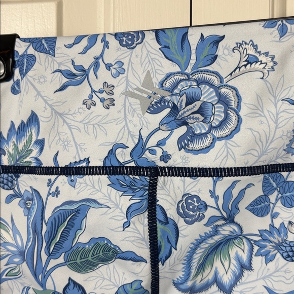 NWT Tuckernuck Blue and White Floral Bike Shorts - XS - Picture 8 of 10